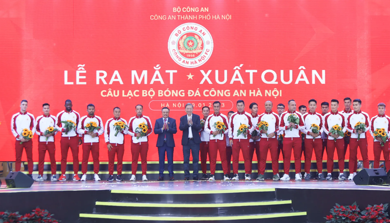 Ban lãnh đạo CLB Công an Hà Nội trong ngày ra mắt trang phục thi đấu mới.