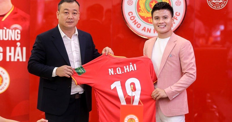 Chủ tịch CLB chúc mừng các ngôi sao sau một chiến thắng quan trọng tại V-League.