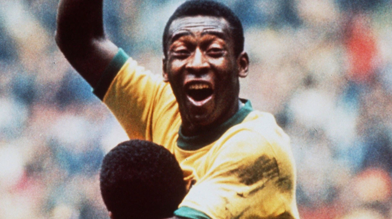 Kiểu ăn mừng đặc trưng của Pelé – biểu tượng cho sức mạnh, sự tự do và tinh thần chiến thắng của người Nam Mỹ.