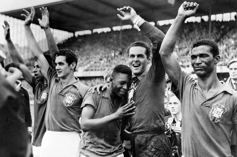 Khoảnh khắc Pelé 17 tuổi bật khóc trên vai đồng đội sau khi đưa Brazil lần đầu lên đỉnh thế giới năm 1958.