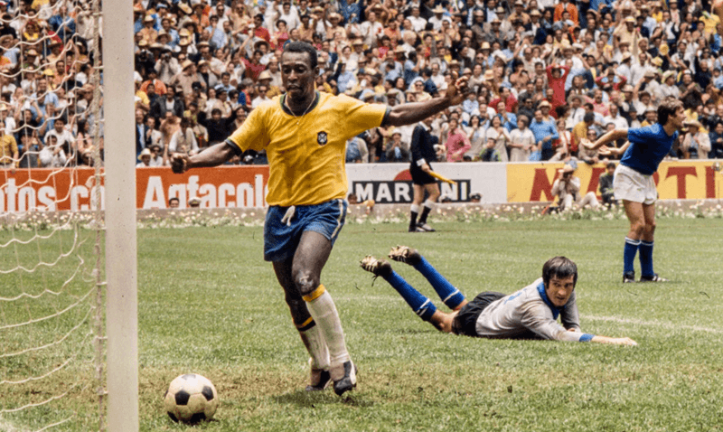 Pelé cùng "Đội quân vàng - xanh" huyền thoại đăng quang tại Mexico 1970, hoàn tất cú ăn ba World Cup vô tiền khoáng hậu.