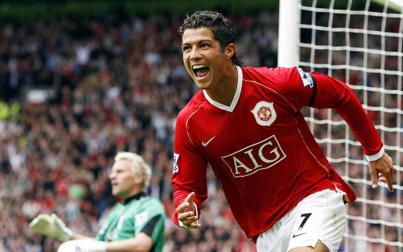 Giai đoạn đầu tại Manchester United giúp Ronaldo chuyển mình từ cầu thủ chạy cánh thành ngôi sao săn bàn. 