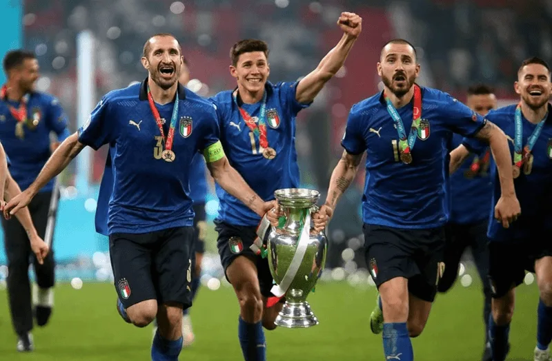 Niềm vui vỡ òa của thầy trò huấn luyện viên Roberto Mancini sau loạt sút luân lưu tại chung kết Euro 2020.