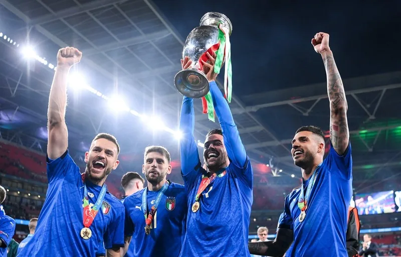 Các cầu thủ Italy ăn mừng phấn khích sau một bàn thắng kịch tính tại giải đấu lớn.