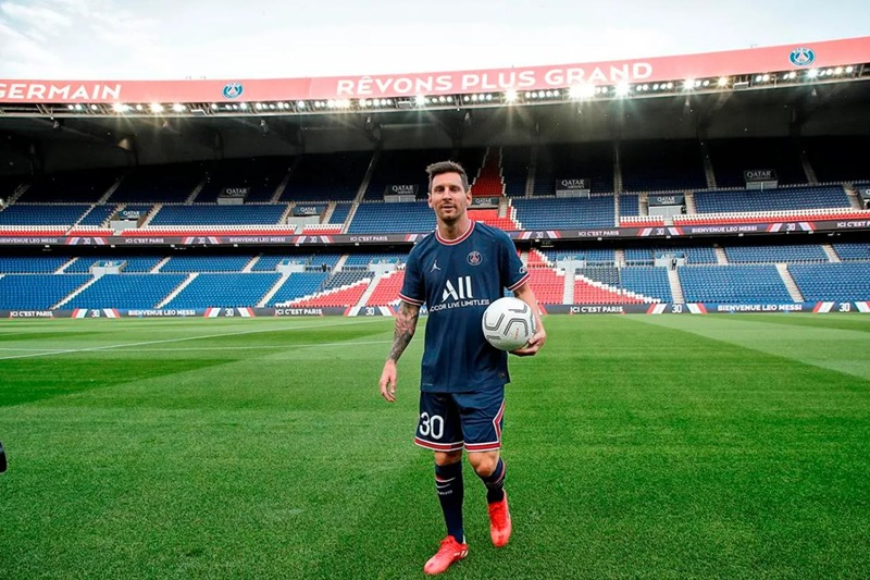 Khoảnh khắc Lionel Messi chính thức đặt chân đến Paris, mở đầu thương vụ chấn động năm 2021.