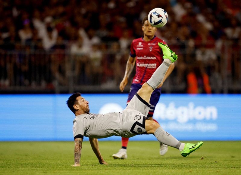 Siêu phẩm "xe đạp chổng ngược" ngẫu hứng minh chứng cho tư duy nghệ sĩ bất diệt của Messi.