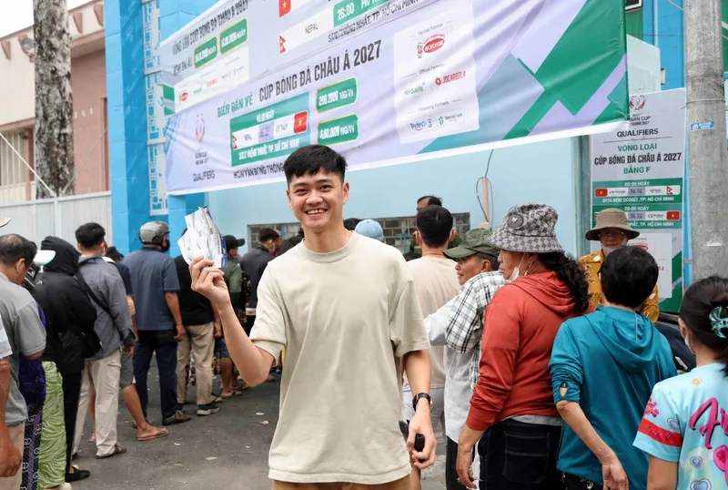 Người xem nên đến sớm, kiểm tra vé, cổng vào và chuẩn bị phương tiện di chuyển phù hợp trước giờ bóng lăn.
