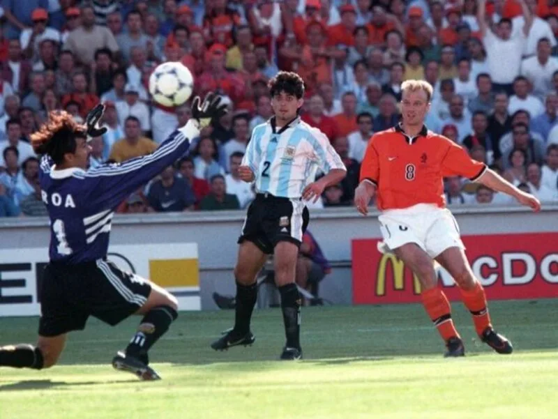 Johan Cruyff ghi bàn vào lưới Argentina tại thành phố Gelsenkirchen, Tây Đức