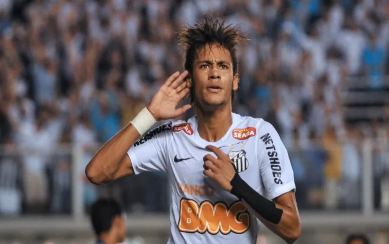 Neymar được chú ý từ khi còn là tài năng trẻ tại Santos, nơi anh gây ấn tượng bằng kỹ thuật cá nhân, tốc độ và phong cách chơi bóng ngẫu hứng.