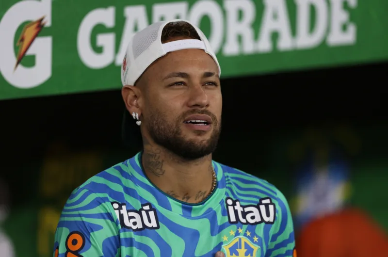 Neymar sinh ngày 5/2/1992, là một trong những ngôi sao bóng đá Brazil nổi bật nhất thế hệ với kỹ thuật, cá tính và sức hút toàn cầu.